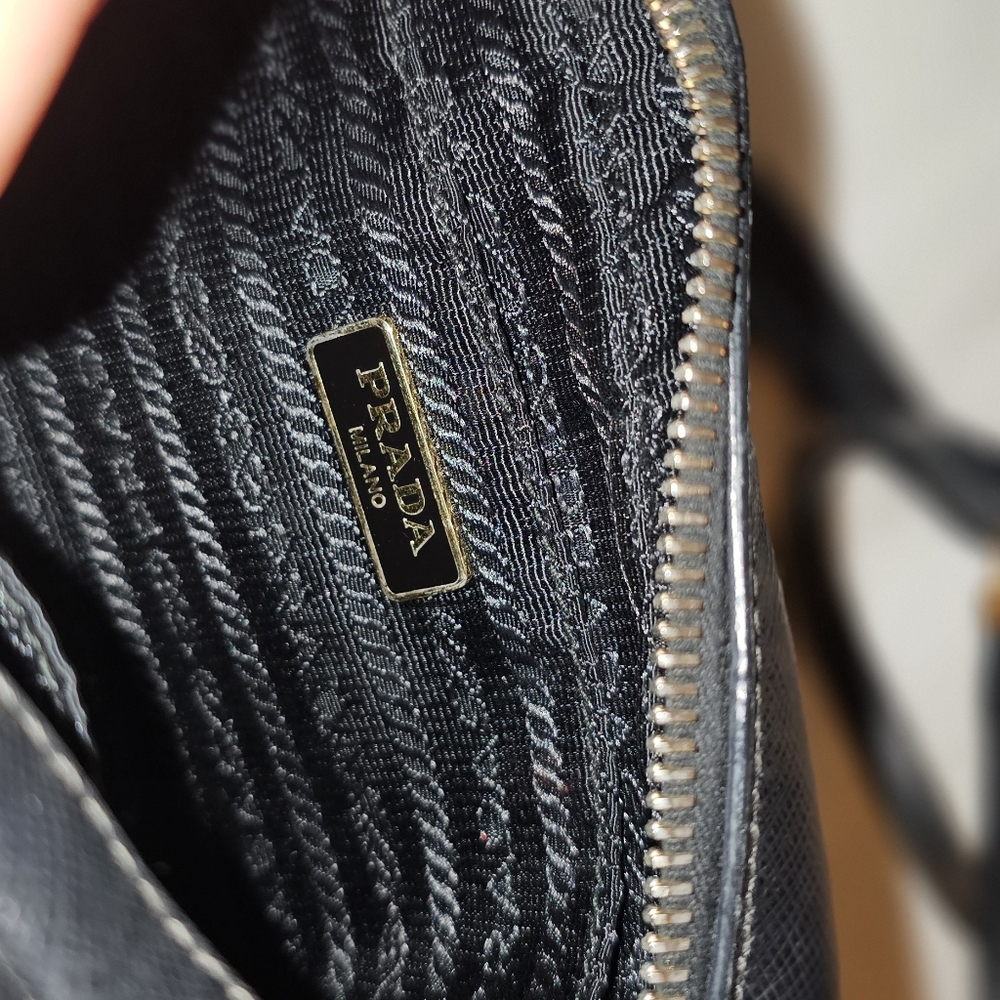 Prada Contenitore Tracolla Mini Camera Bag In Nero - image 4